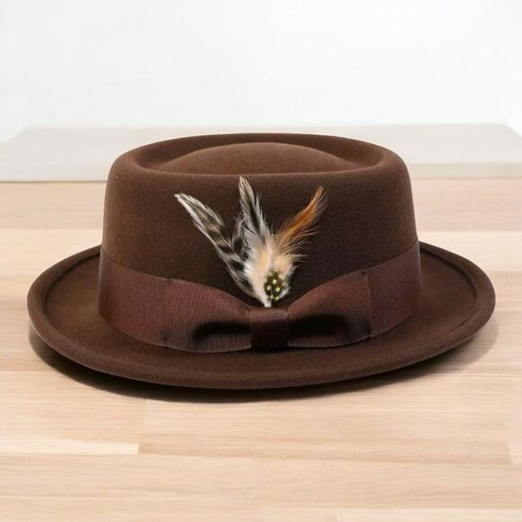 MEN'S MONTIQUE DARK BROWN PORK PIE FEDORA HAT WITH FEATHER ACCENT. H88. - Picture 1 of 5